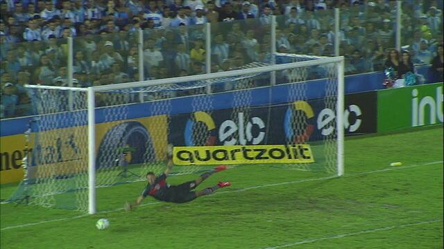 Alex Maranhão chuta forte da intermediária, a bola faz um efeito e explode na trave, aos 36 do 2º tempo