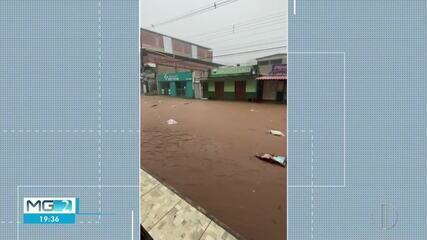 Água de chuva invade ruas e casas em Piedade de Caratinga