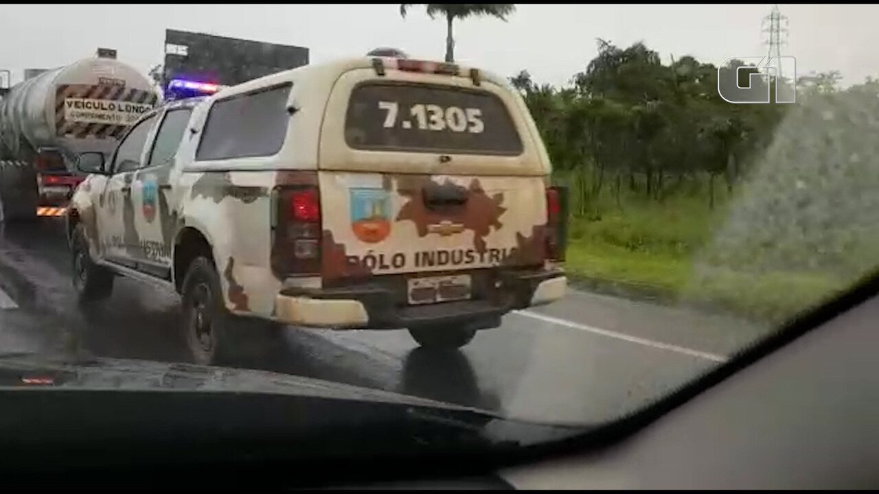 Caminhões-tanque são escoltados pela PM na BR-324 | Bahia | G1