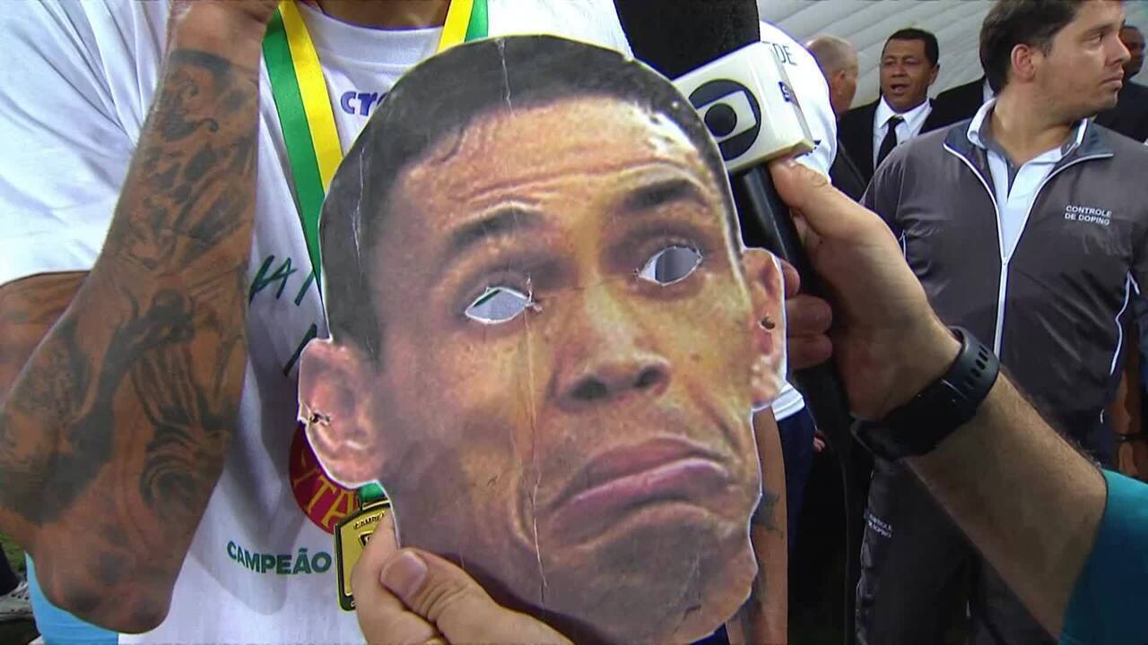 Porque alguns jogadores usam máscaras?